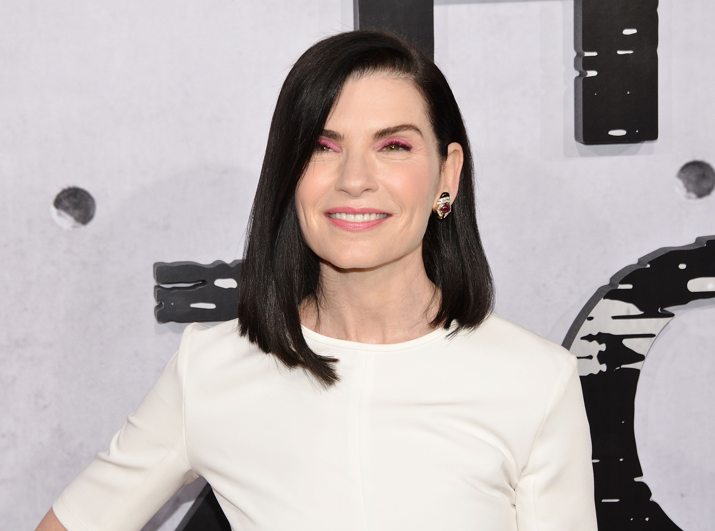 How tall is Julianna Margulies?